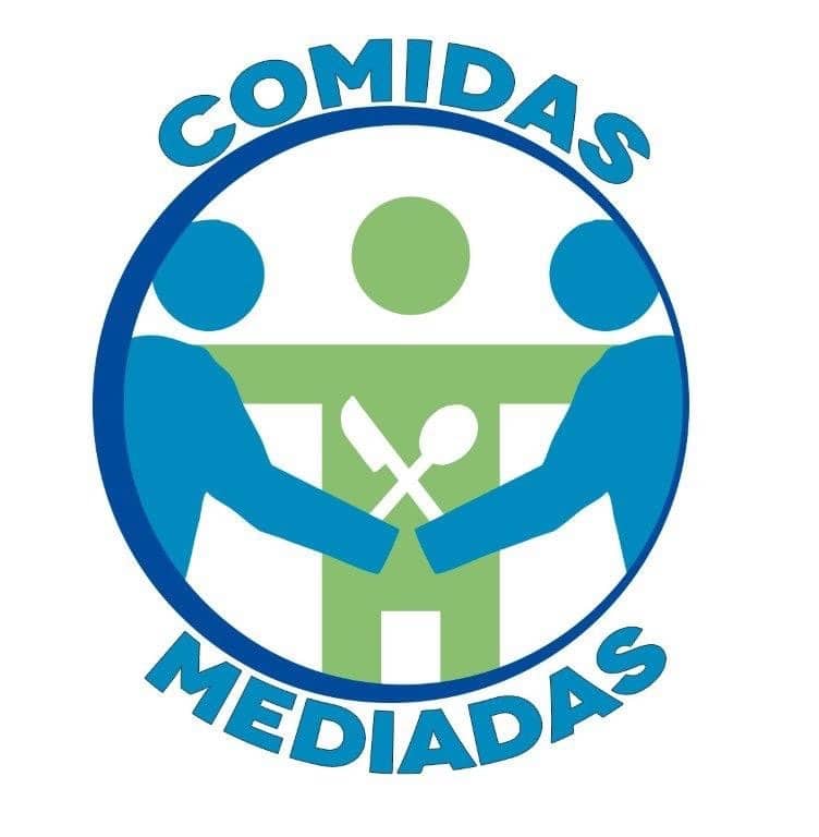 Logo de Comidas Mediadas: imagen redonda que representa una mesa redonda con siluetas de personas sentadas alrededor, con cubiertos simbolizando el debate la unión y la comunicación. El nombre 'Comidas Mediadas' aparece en una tipografía moderna y amigable justo debajo de la imagen, indicando un espacio de diálogo constructivo y resolución de conflictos