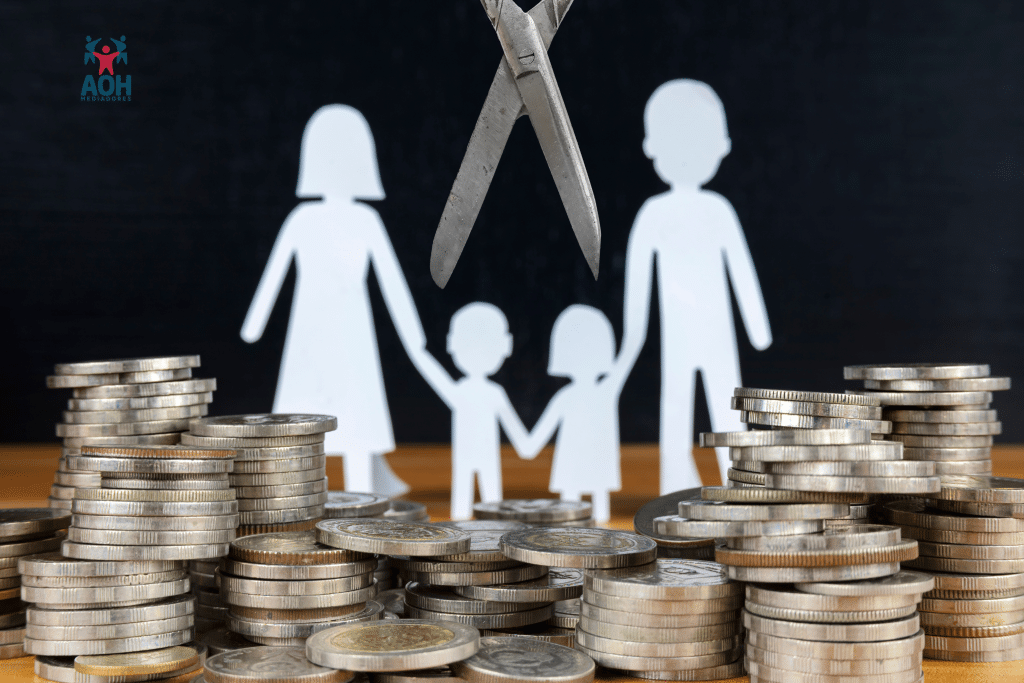 Siluetas de una familia de papel con tijeras simbolizando la división, con monedas apiladas, representando el ahorro de costes a través de la mediación.