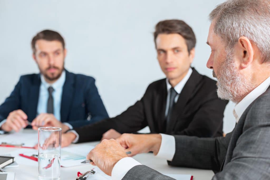 Abogados con el mediador